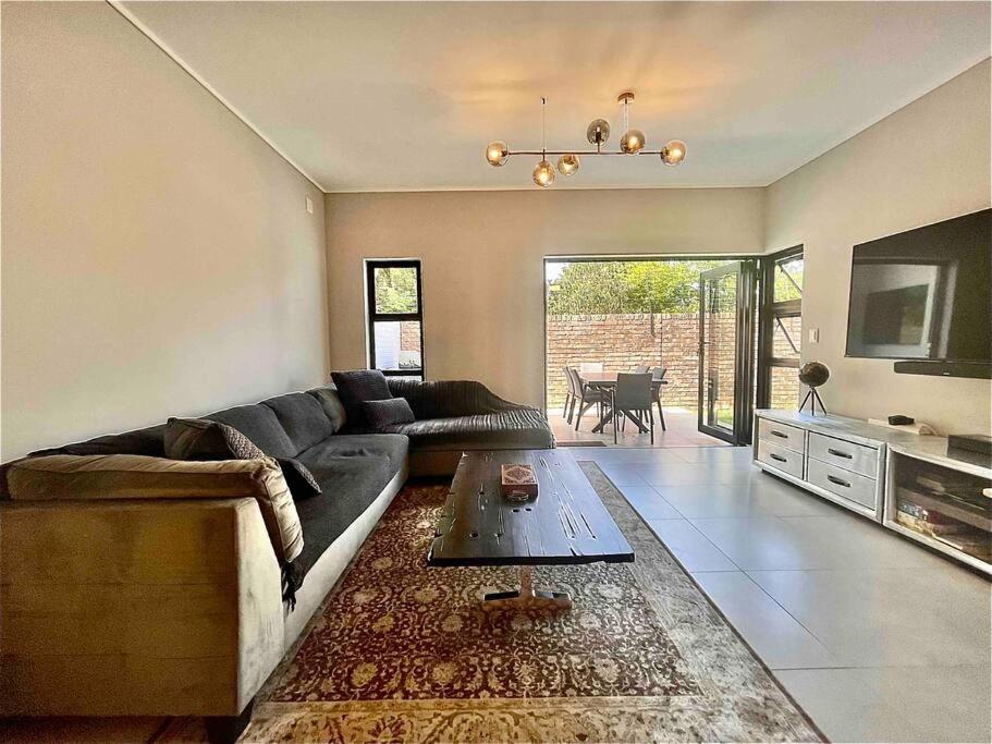 Pousada In The Heart Of Sandton Joanesburgo