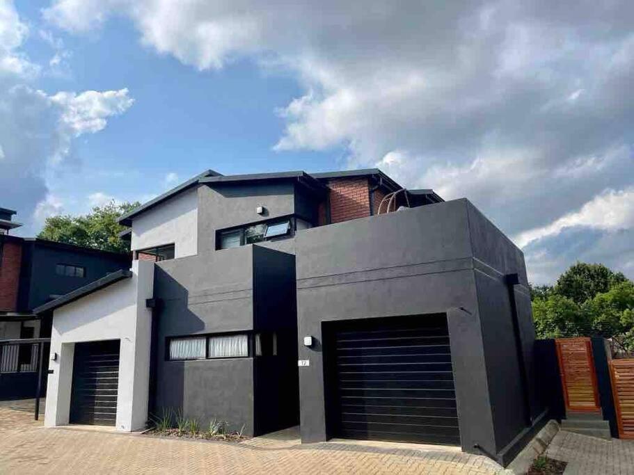 In The Heart Of Sandton Pousada Joanesburgo