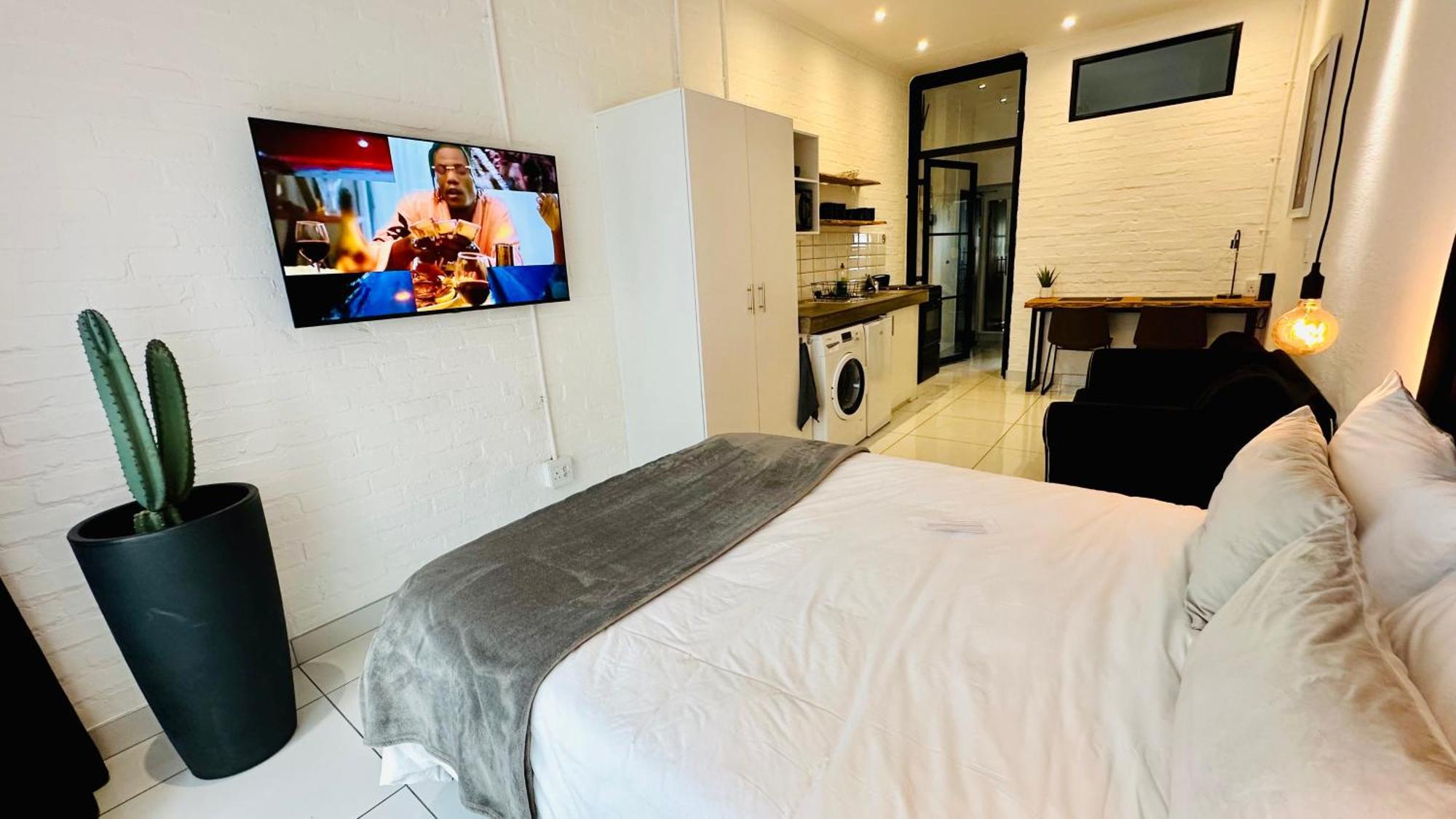 Industrial Chic 113 - Fibre Wifi, Washing Machine & Sunny Balcony Apartment *