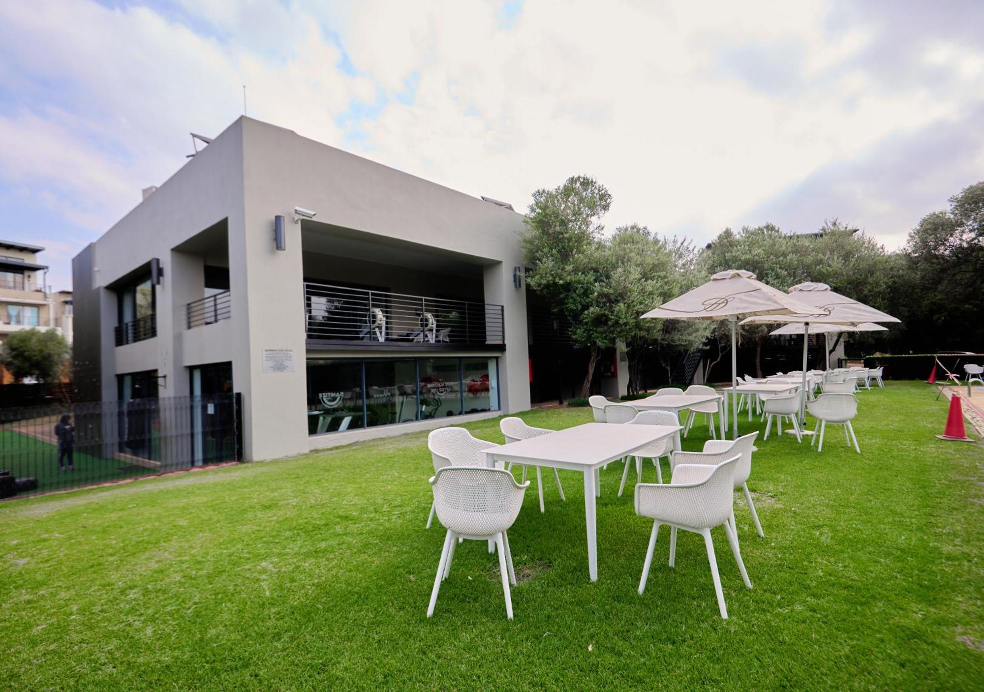 A Charm In Dainfern Near Montecasino Sandton Apartment *