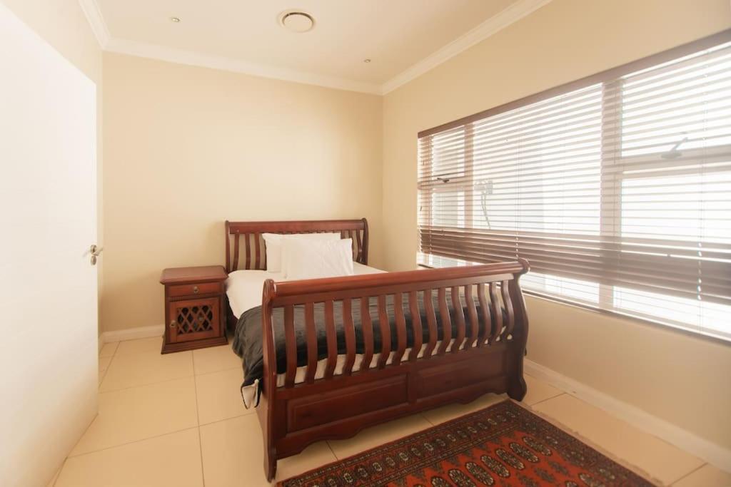 Ule Atinuke. Biệt thự Johannesburg