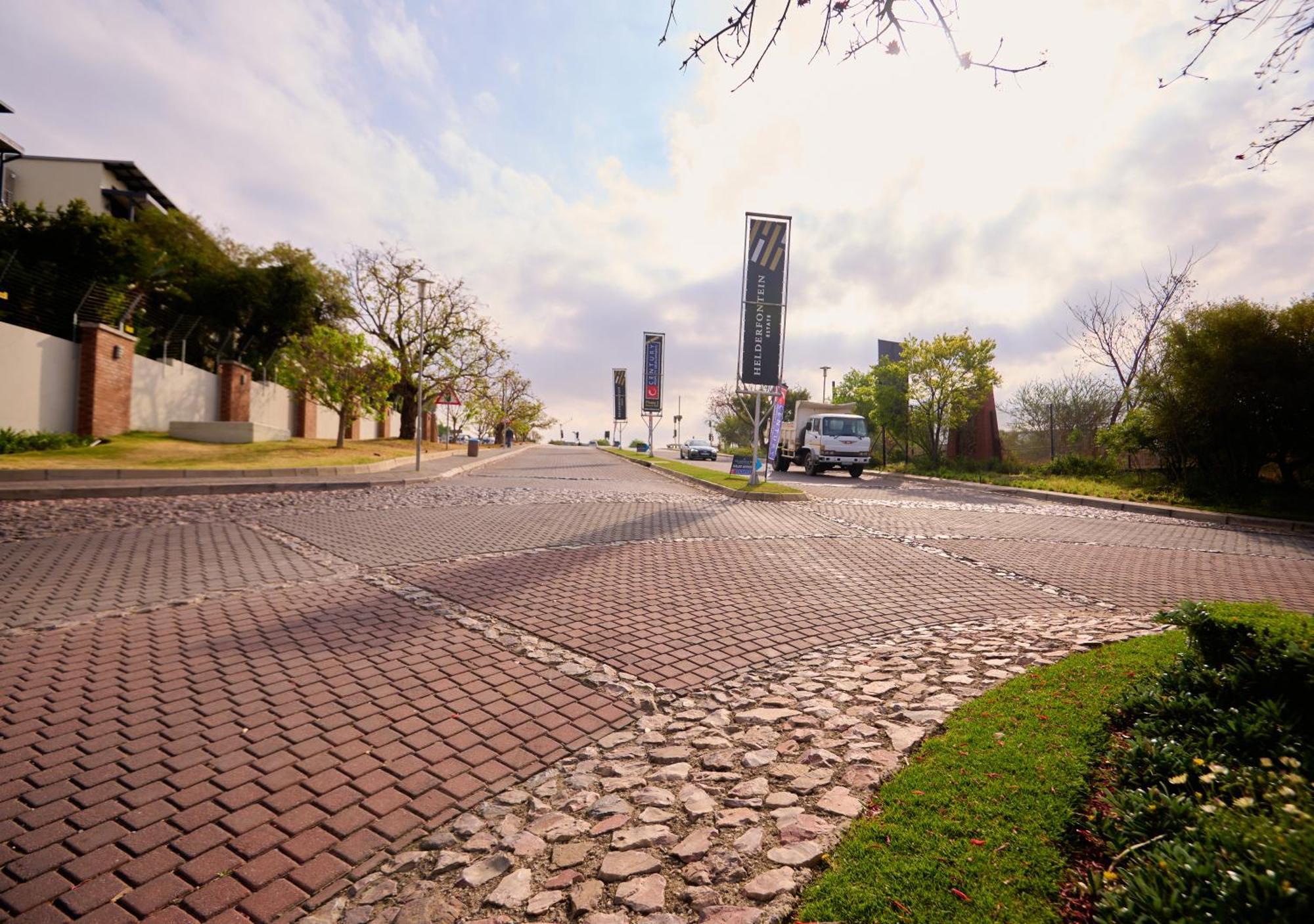 A Charm In Dainfern Near Montecasino Sandton Apartment