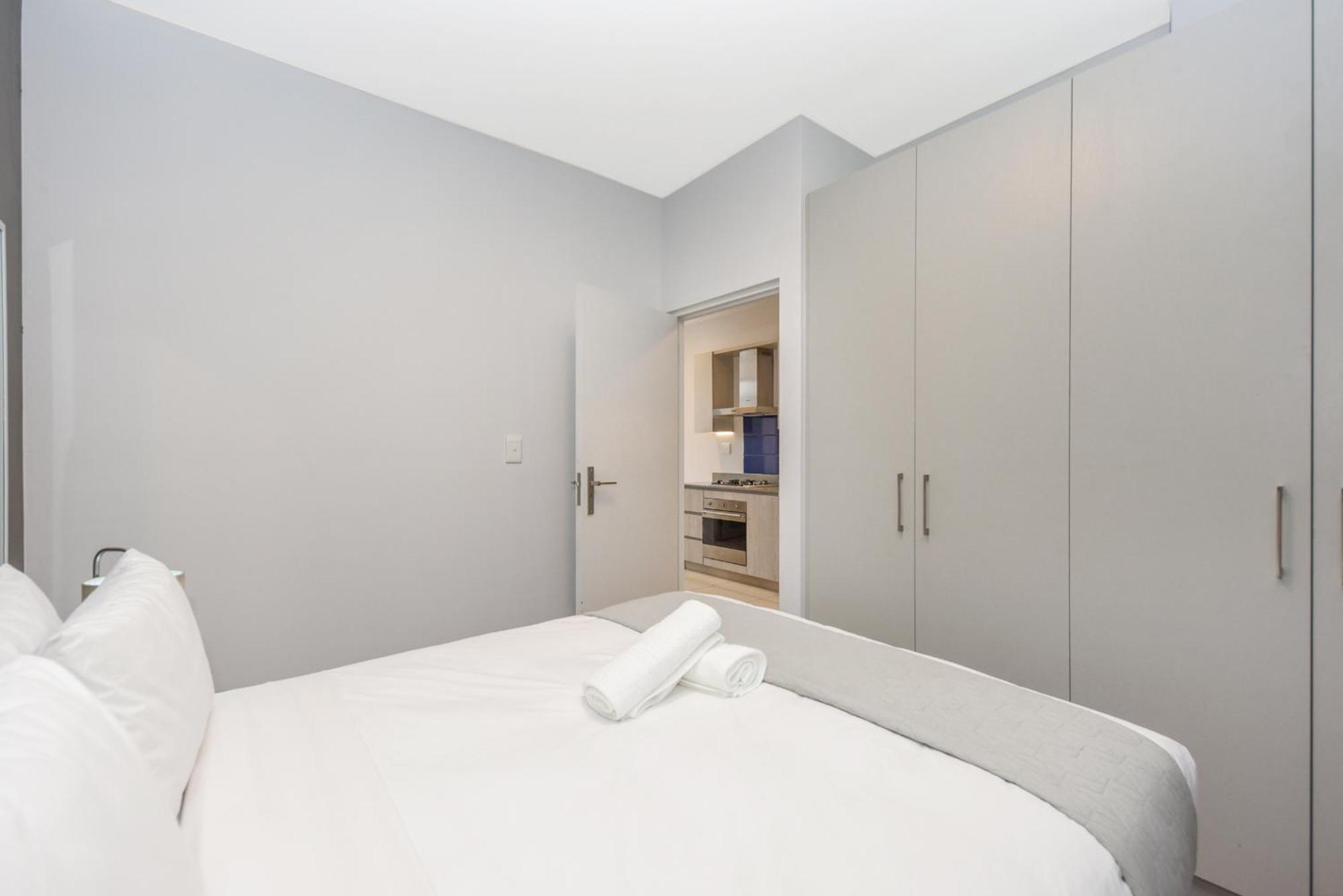 Easy - The Median Rosebank Apartment