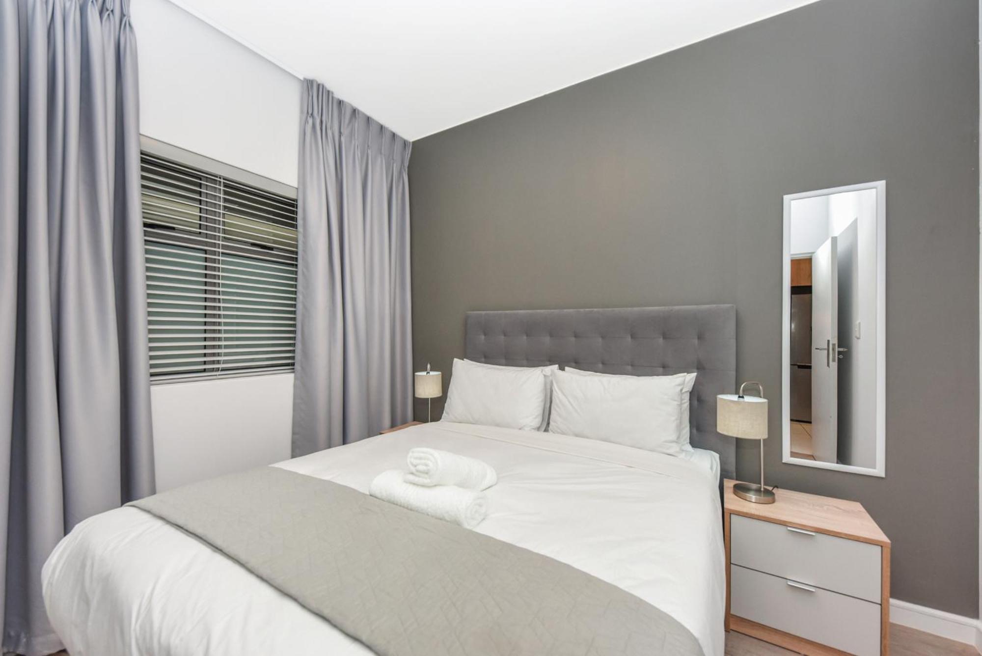 Easy - The Median Rosebank Apartment *