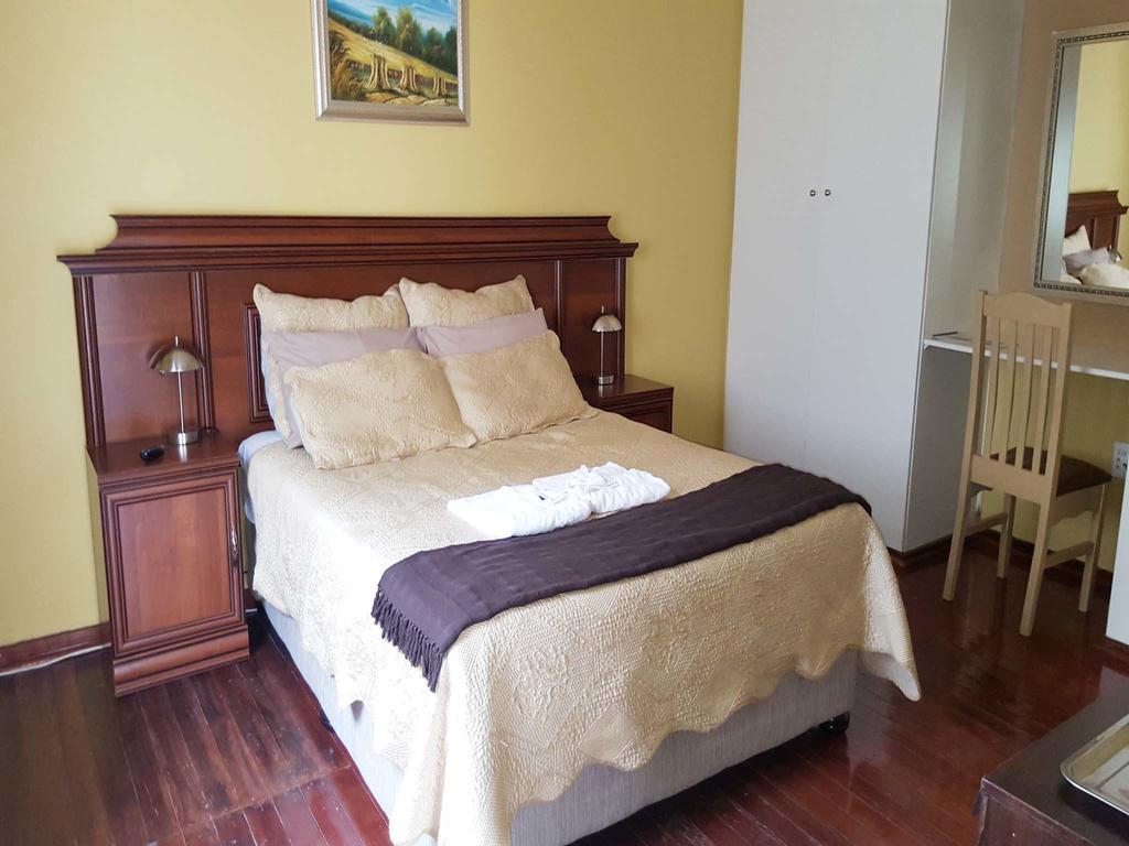 Nhà khách Suburbian