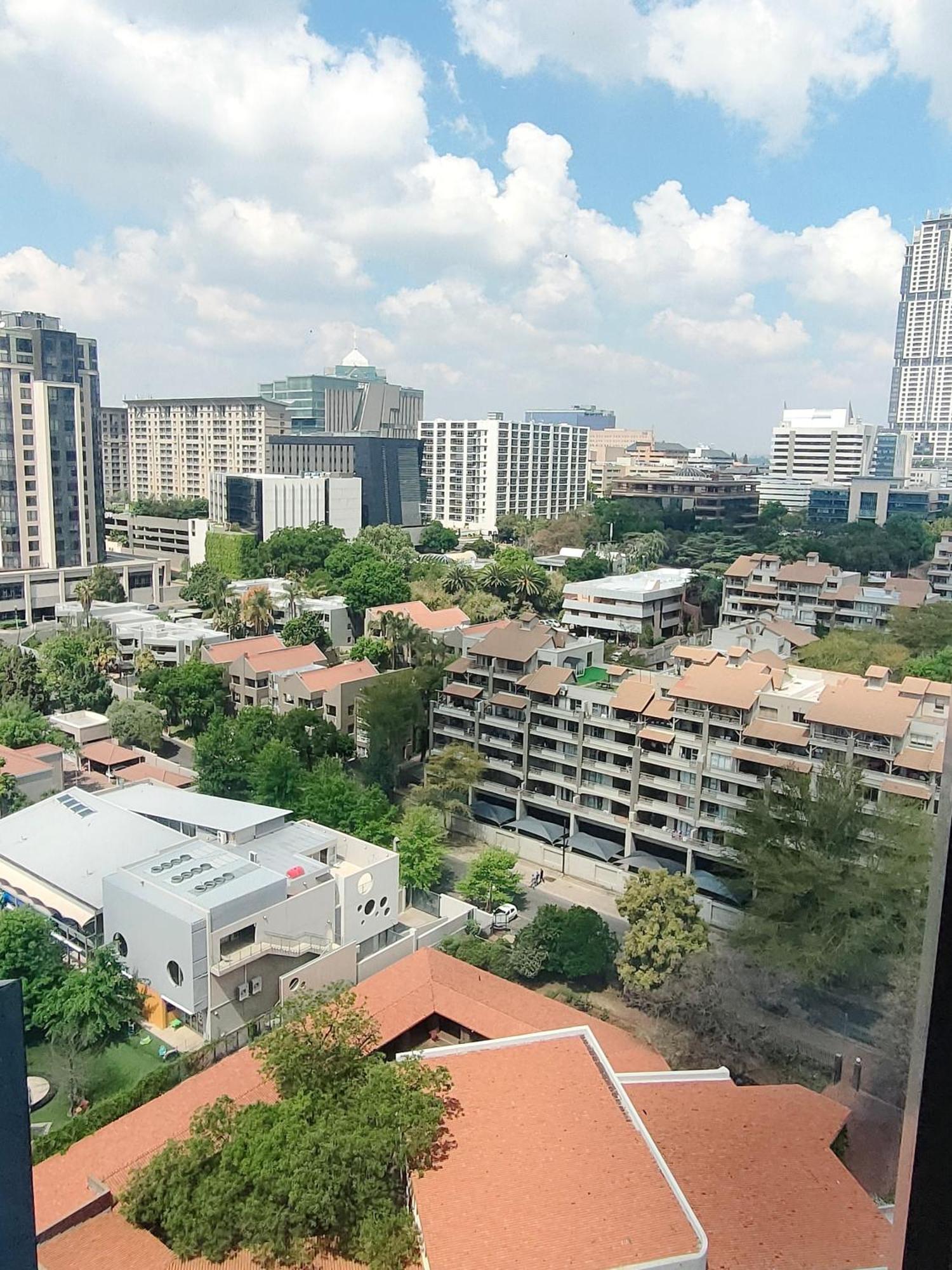 Apartment Spacious 2br Near Sandton -no Loadshedding Johannesburg