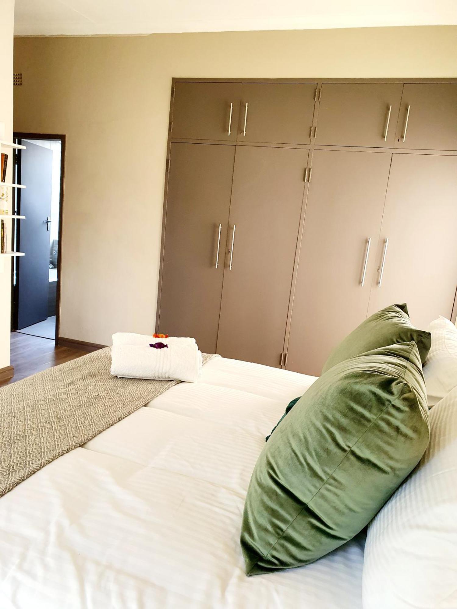 Sandton Guesthouse, Husky Rescue, No Parties Allowed Guest house