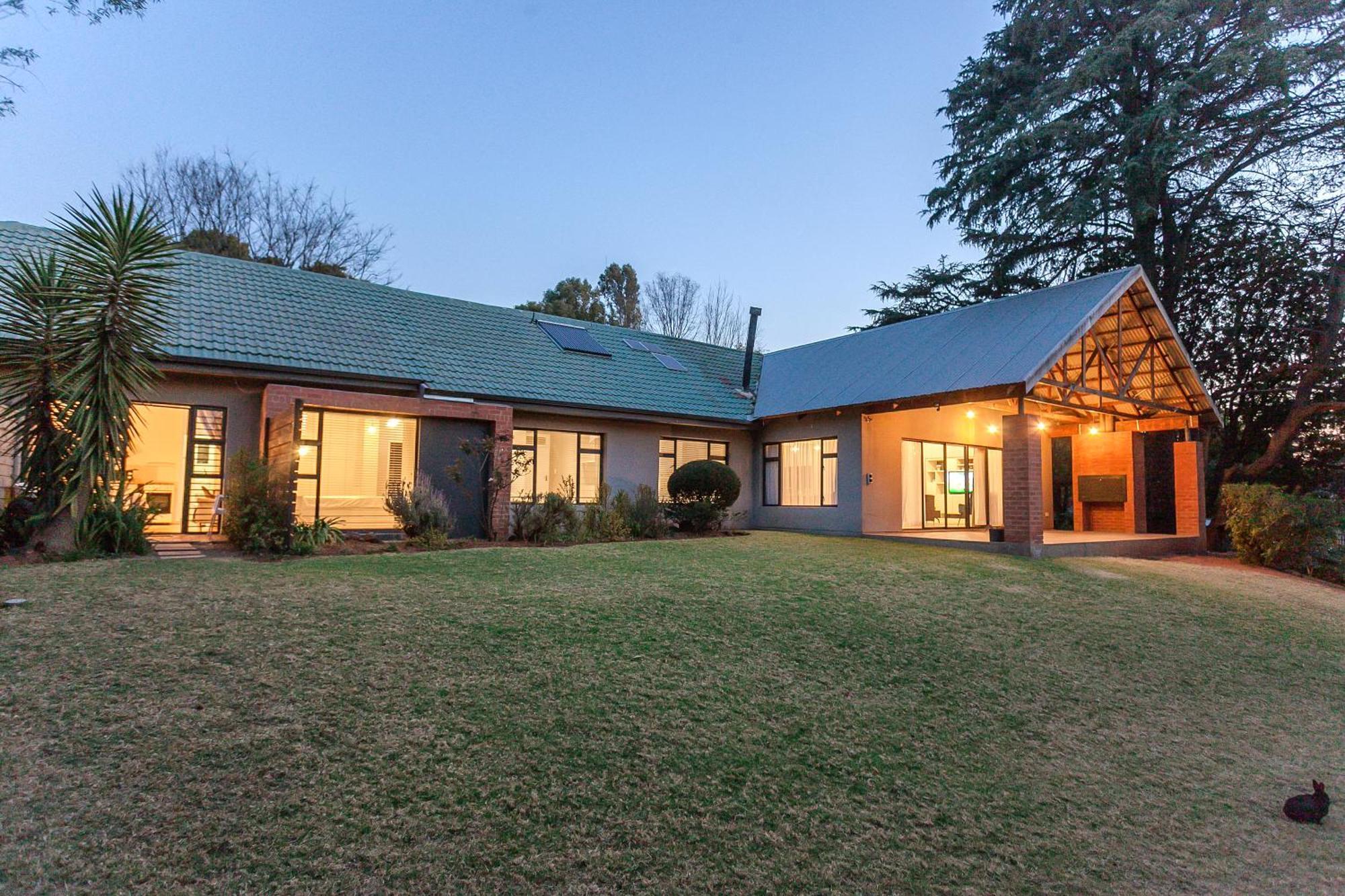 235 On Surrey Gasthof Johannesburg