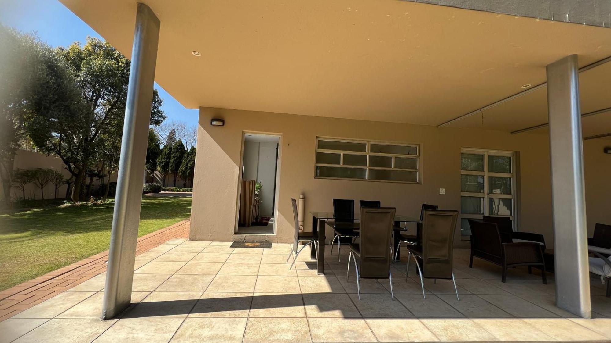 Sizanazo - In The Heart Of Northcliff Hill Homestay *