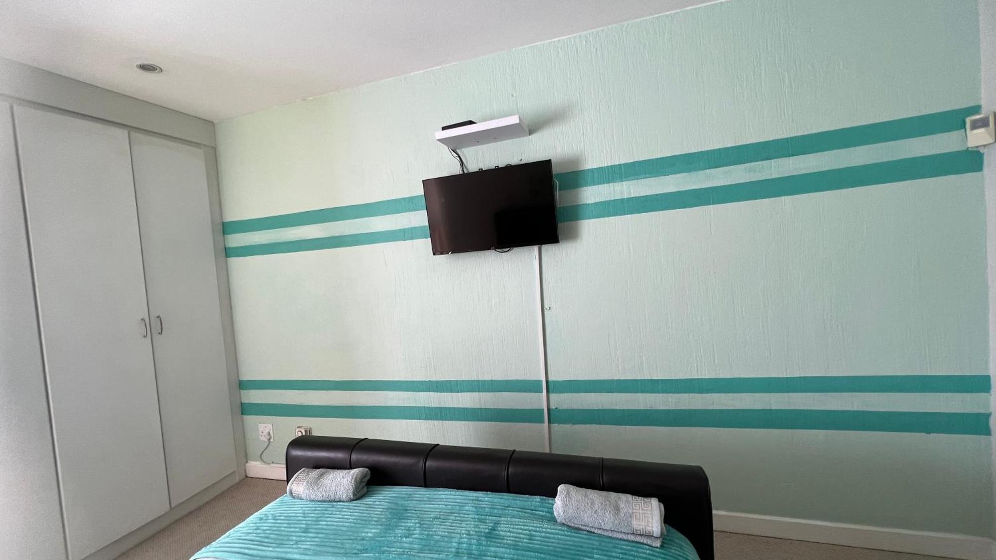 Sizanazo - In The Heart Of Northcliff Hill Homestay *