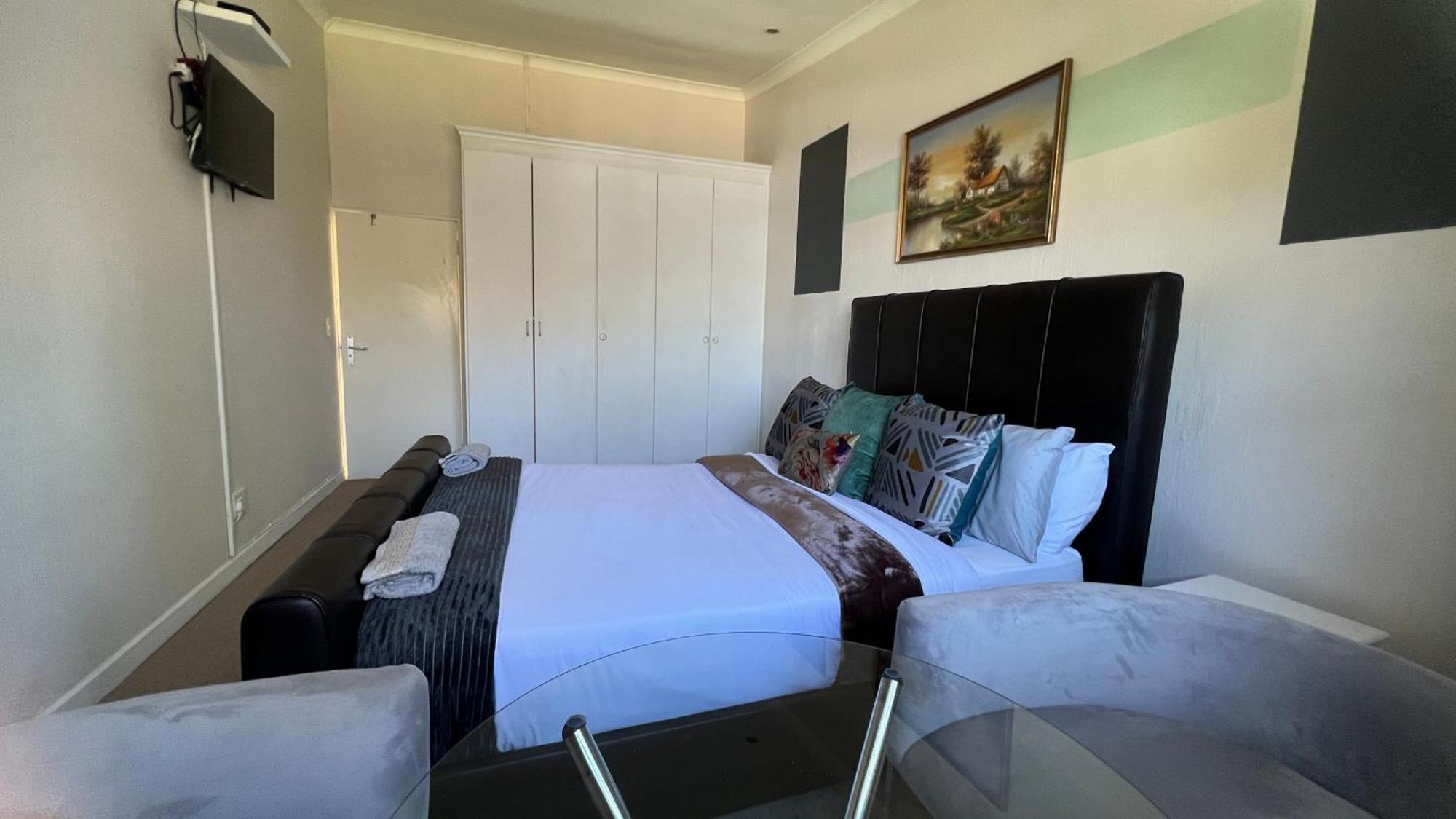 Sizanazo - Double Ở trọ Johannesburg