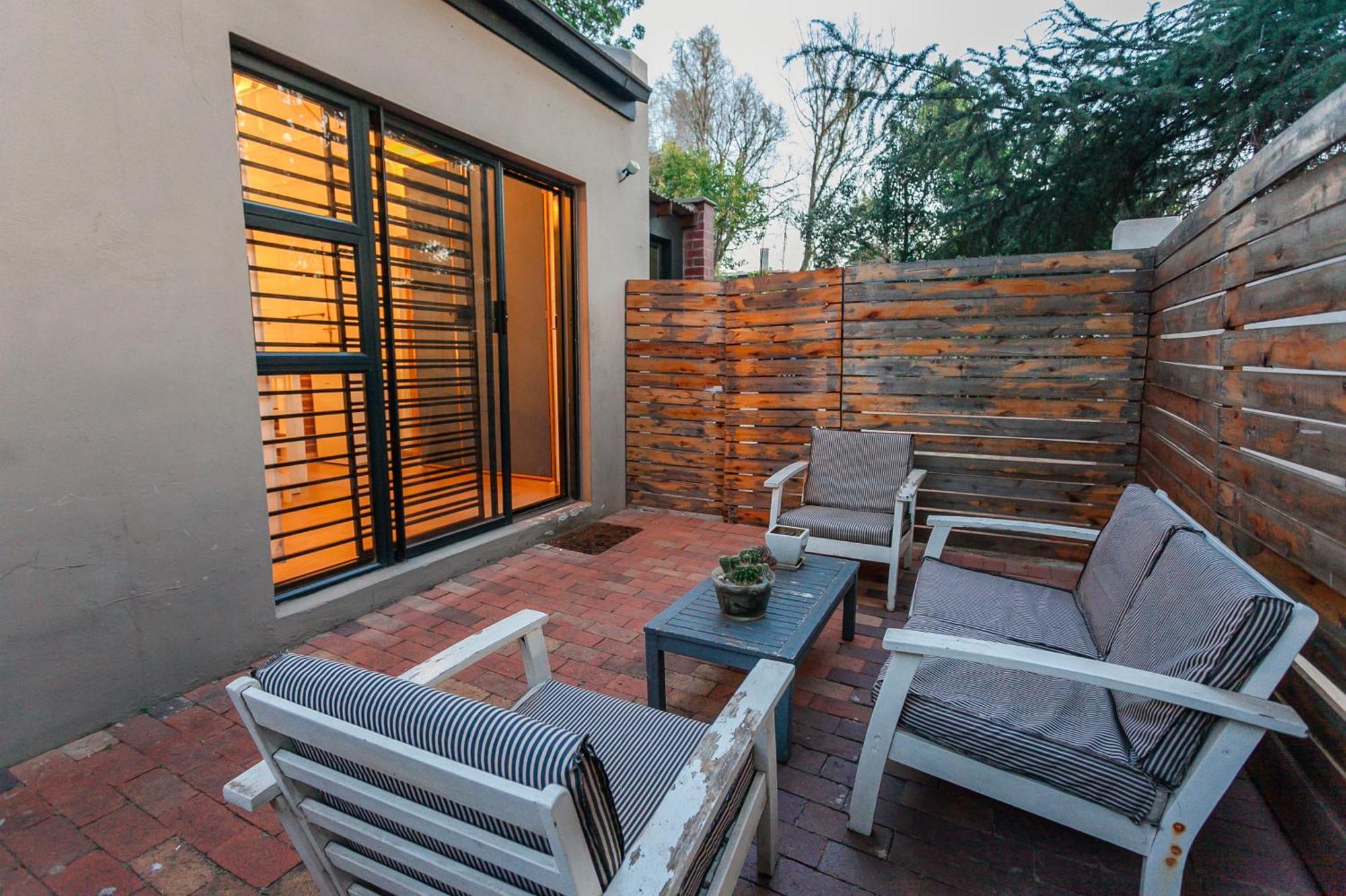 235 On Surrey Gasthof Johannesburg