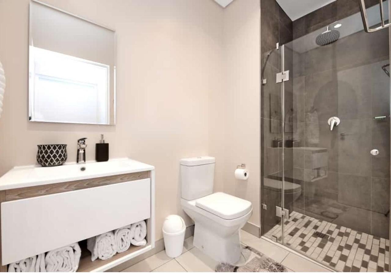 1 Bedroom In Sandton Apartment *