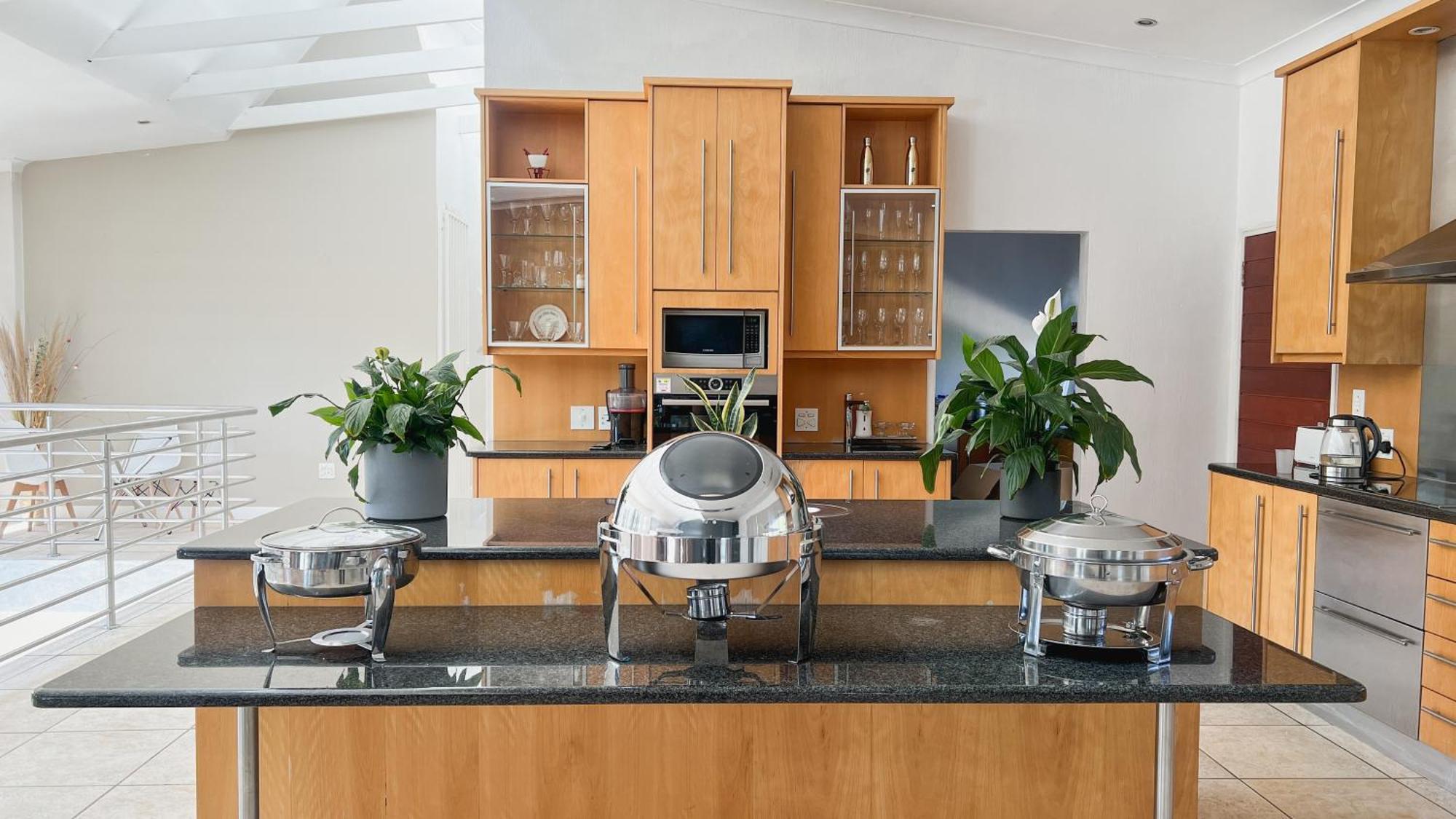 Sizanazo - In The Heart Of Northcliff Hill Homestay *