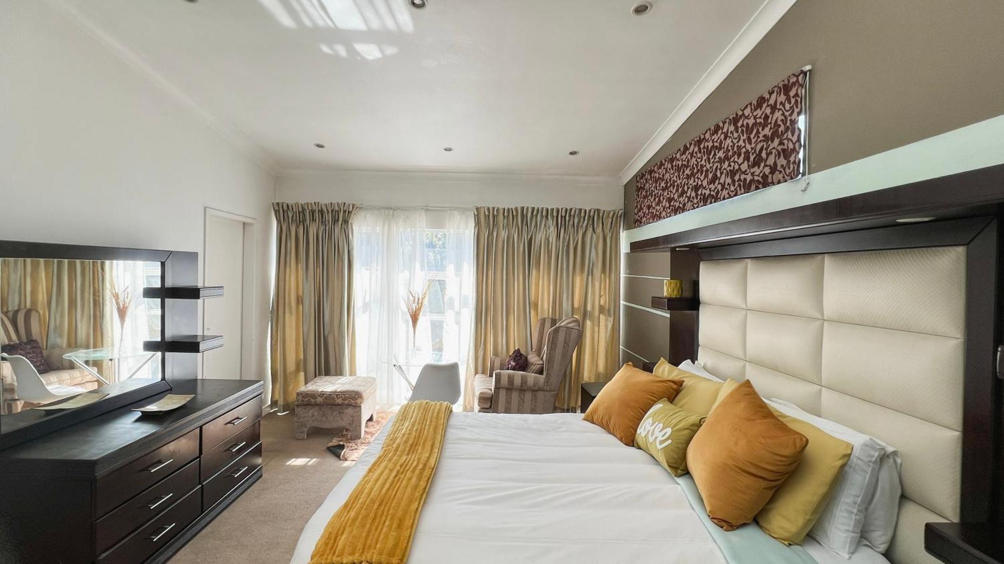Homestay Sizanazo - In The Heart Of Northcliff Hill Johannesburg