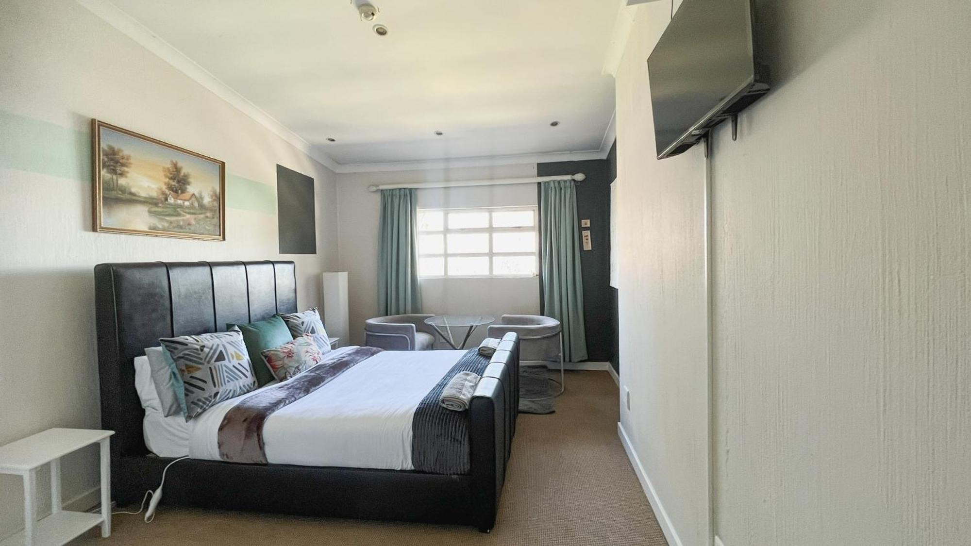 Sizanazo - In The Heart Of Northcliff Hill Homestay
