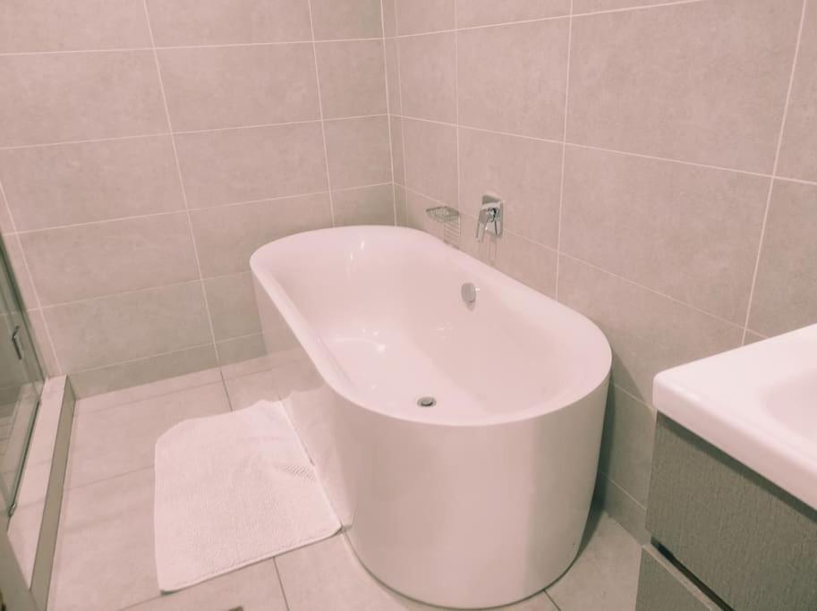 Apartamento Emerald Skye -luxury 1 Bed Pad, Greenstone Hill-no Loadshedding Ups Joanesburgo