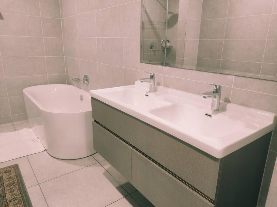 Emerald Skye -luxury 1 Bed Pad, Greenstone Hill-no Loadshedding Ups