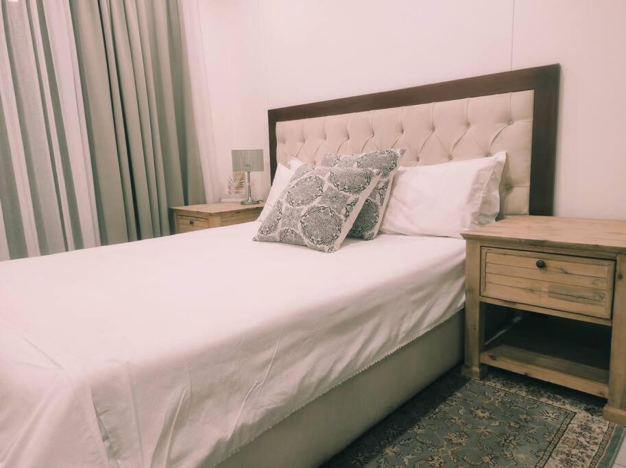 Emerald Skye -luxury 1 Bed Pad, Greenstone Hill-no Loadshedding Ups