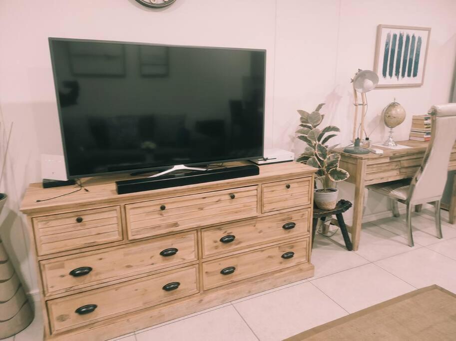 Emerald Skye -luxury 1 Bed Pad, Greenstone Hill-no Loadshedding Ups
