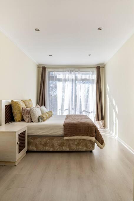 Urban Oasis With Park Views In Sandton, Apartment *