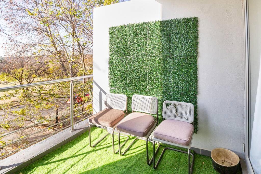 Apartment Urban Oasis With Park Views In Sandton, Johannesburg