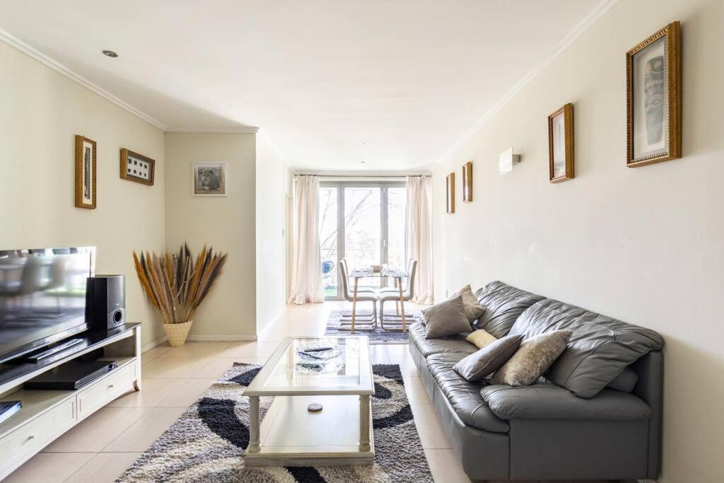 Apartment Urban Oasis With Park Views In Sandton, *
