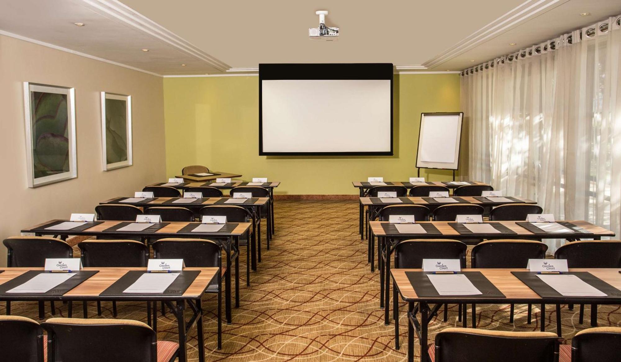 Garden Court Eastgate Hotel 3*