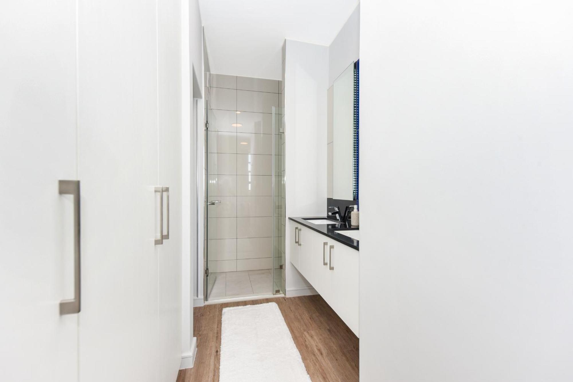 The Median Rosebank Luxury - Building With Generator Apartment *