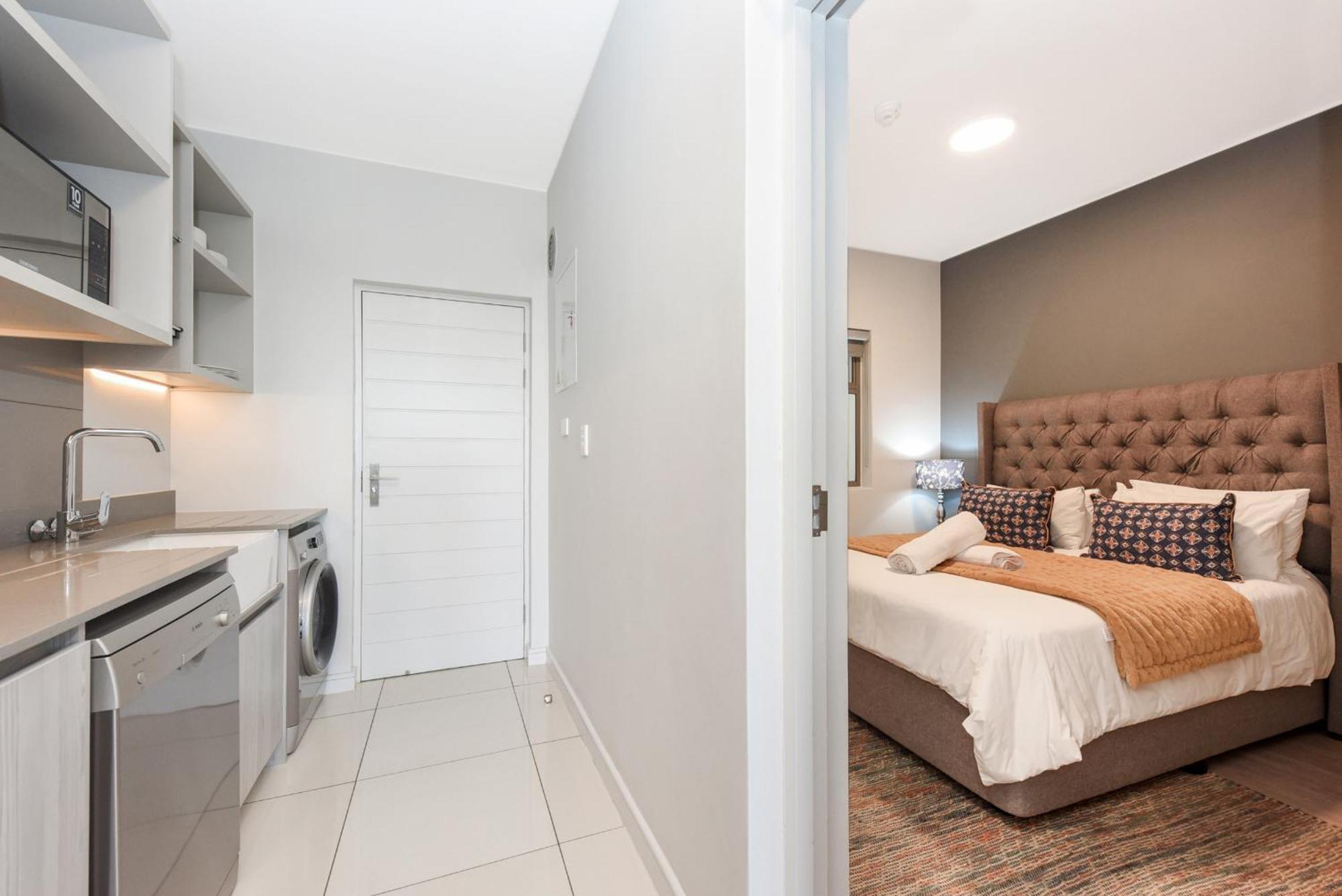The Median Rosebank Luxury - Building With Generator Apartment Johannesburg