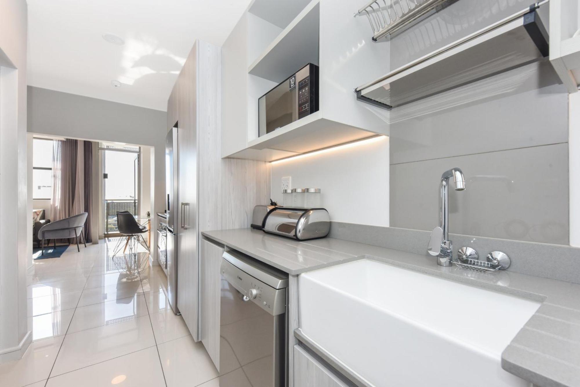 The Median Rosebank Luxury - Building With Generator Apartment