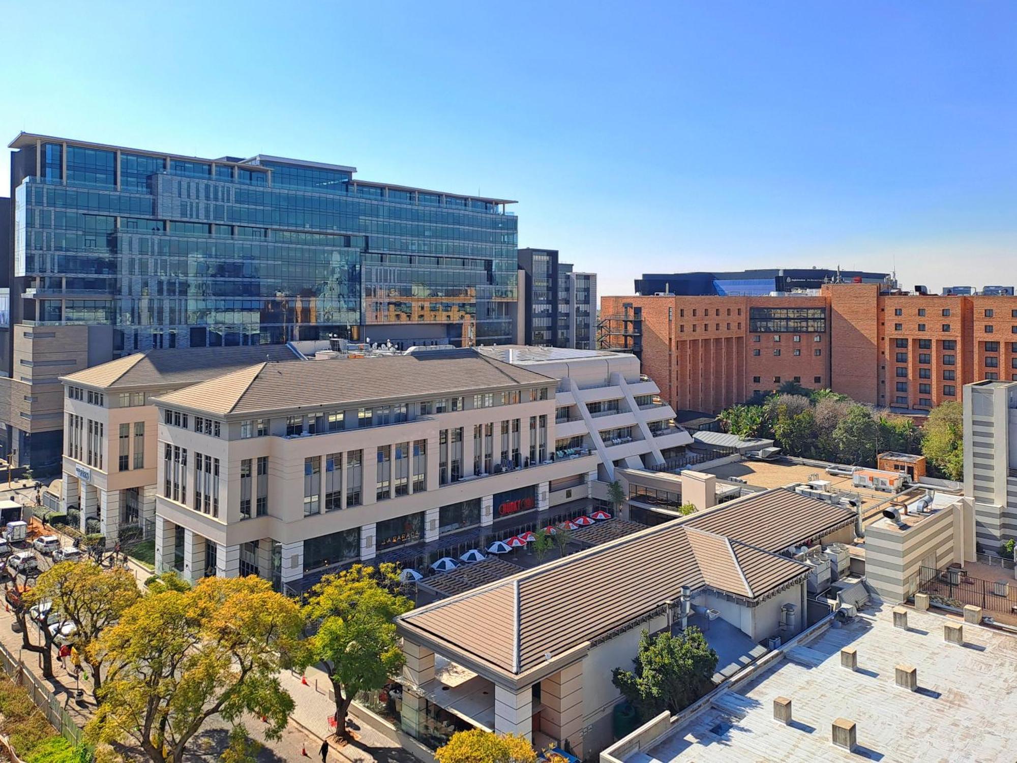 The Median Rosebank Luxury - Building With Generator Apartment *