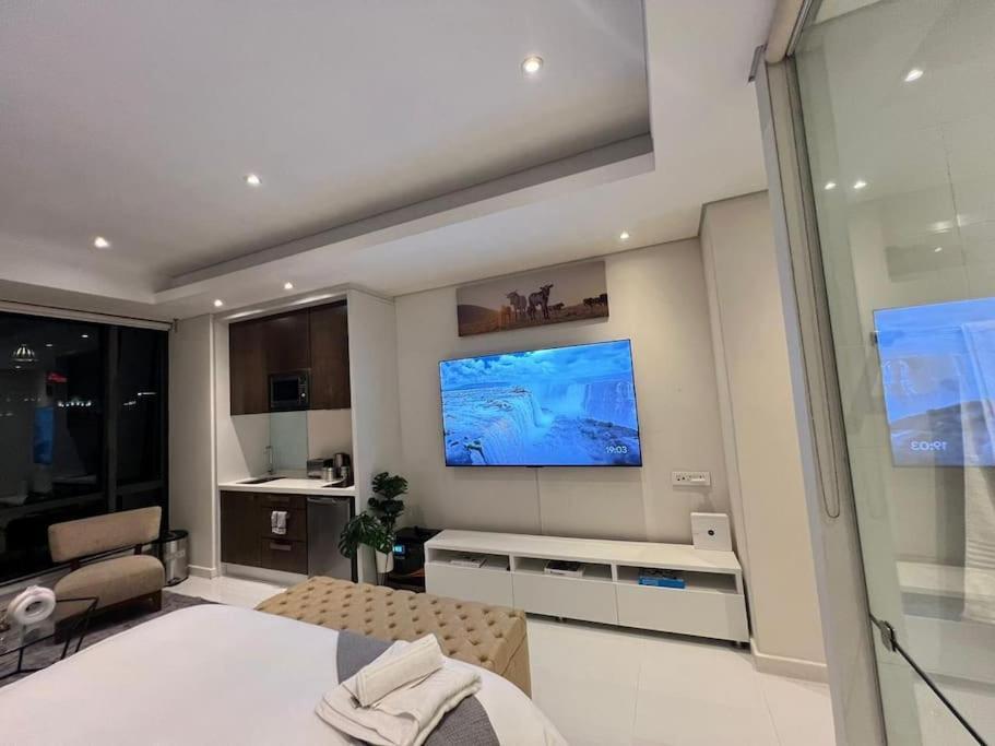 New Luxury Sandton Apartment *