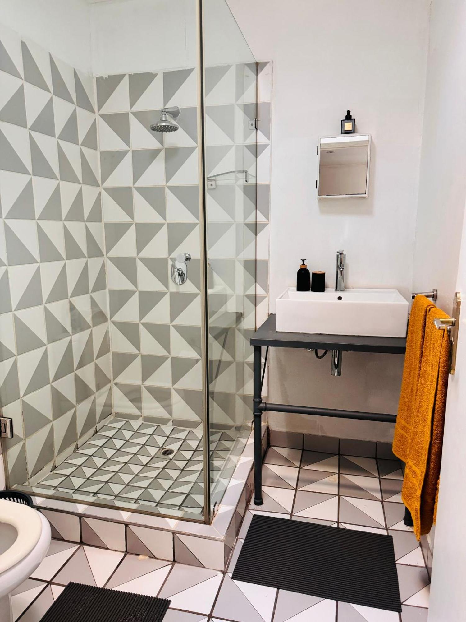 Uptown Oasis 2 Bedrooms , 2 Bathrooms In Maboneng With Unlimited Wifi * Johannesburg