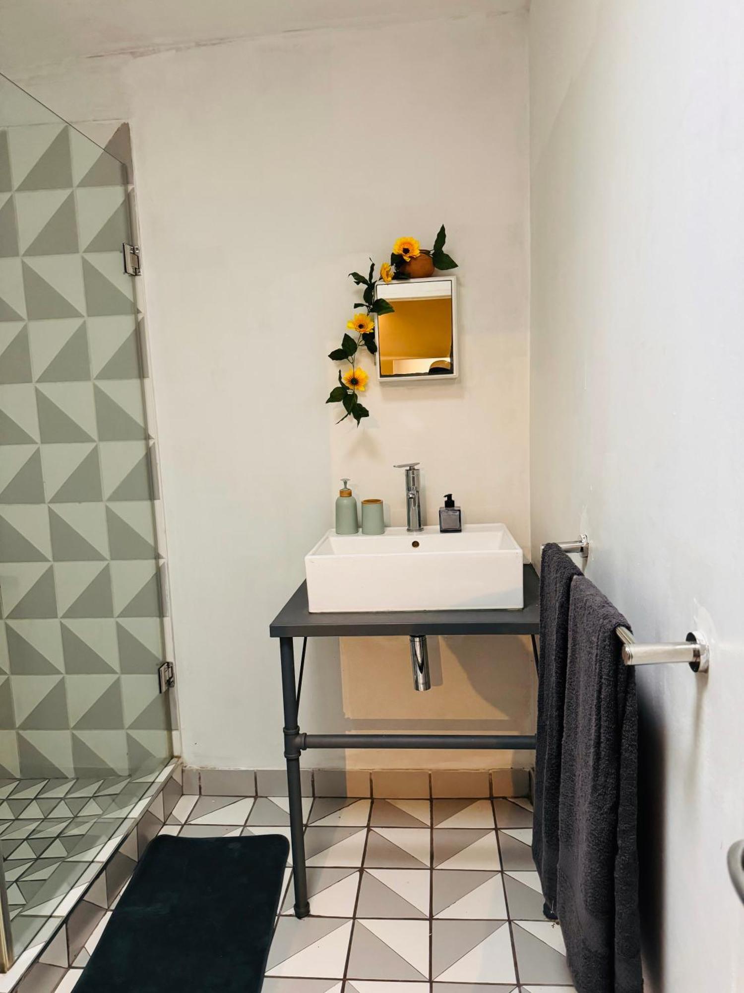 Uptown Oasis 2 Bedrooms , 2 Bathrooms In Maboneng With Unlimited Wifi *