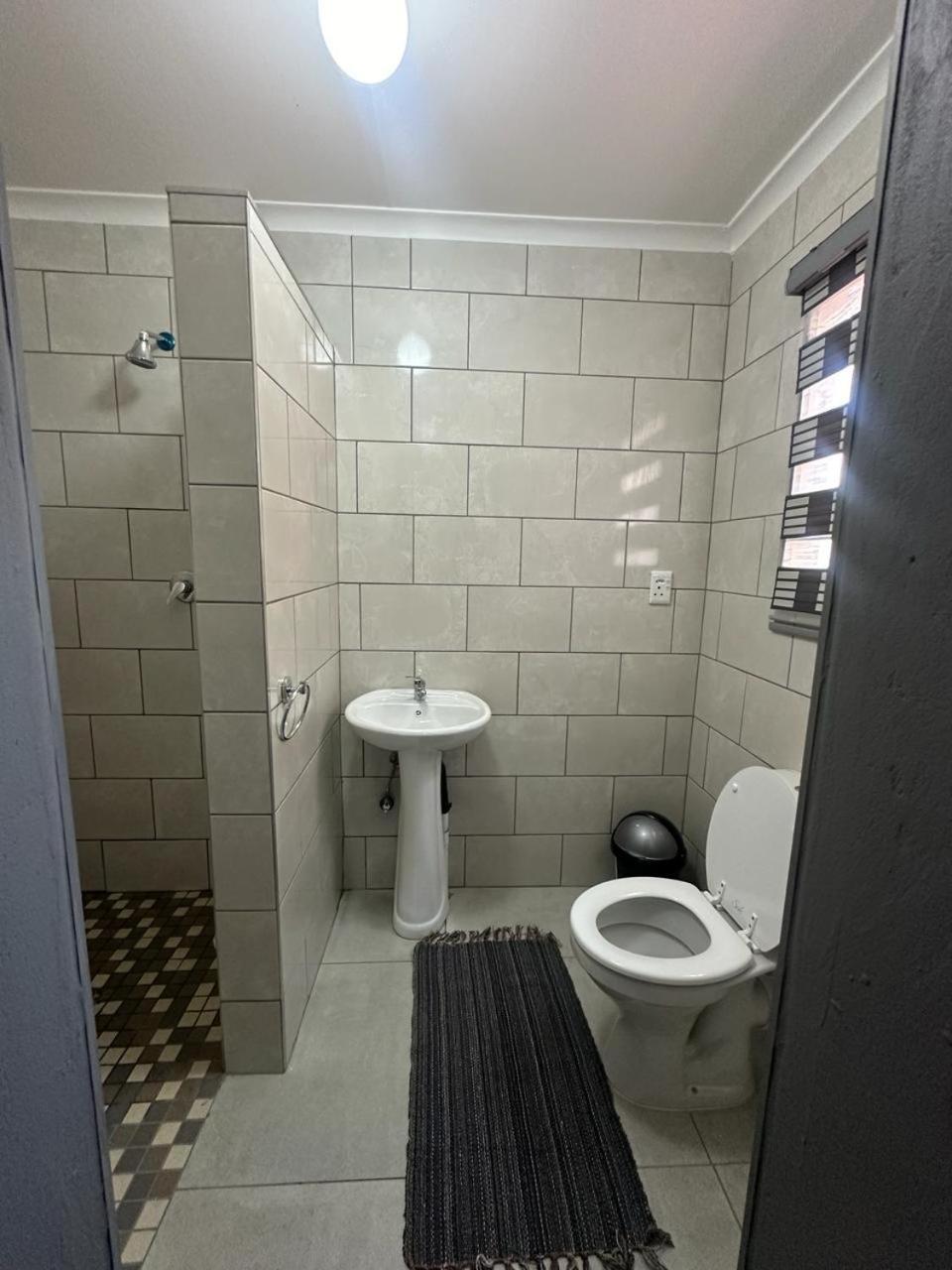 6 The Curve Unit 28 * Johannesburg