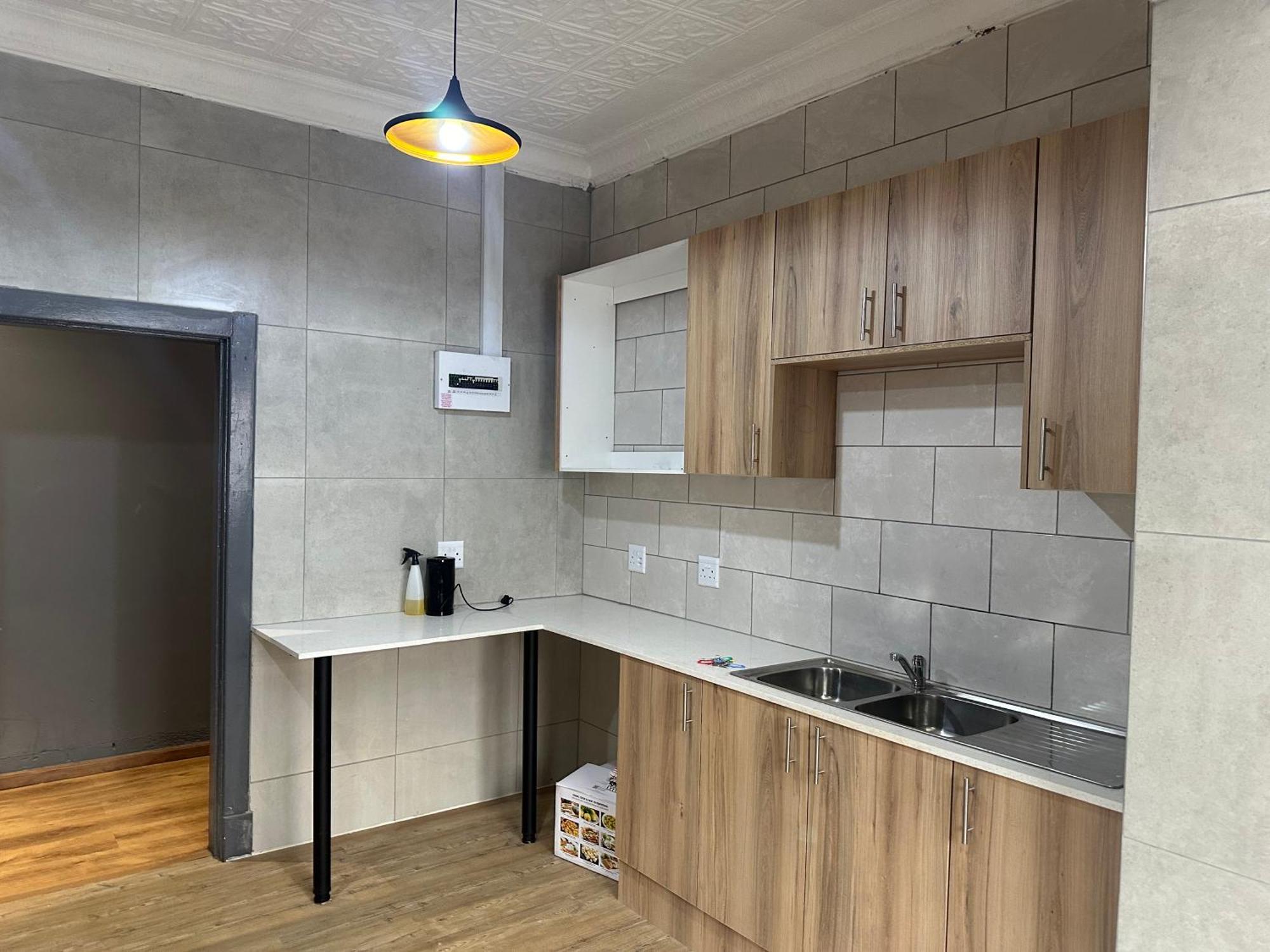 Apartment 6 The Curve Unit 28 *