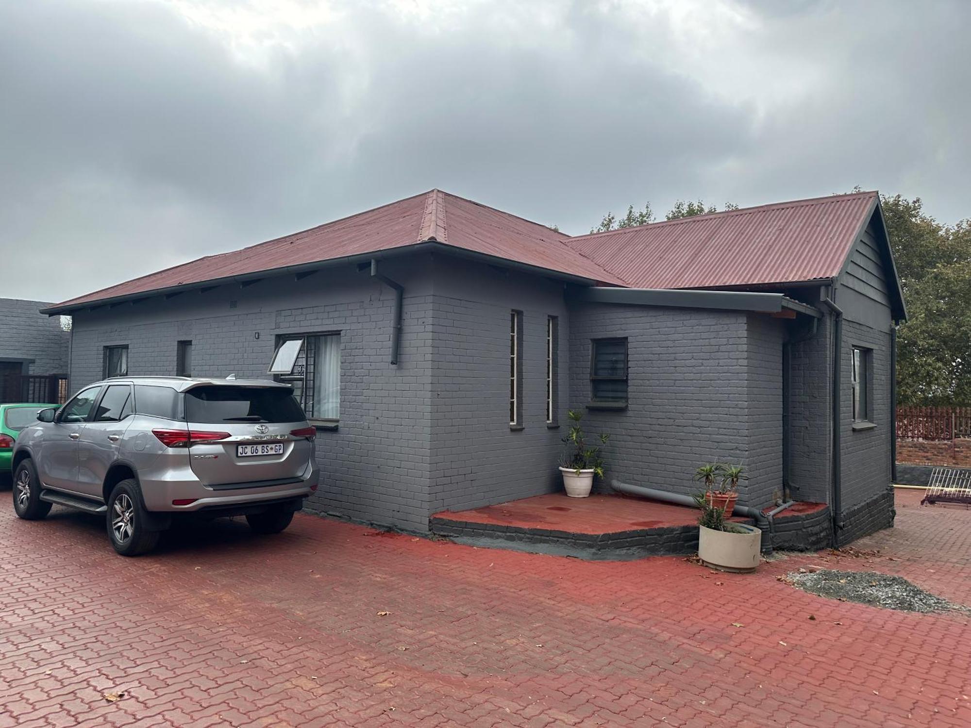 6 The Curve Unit 28 * Johannesburg