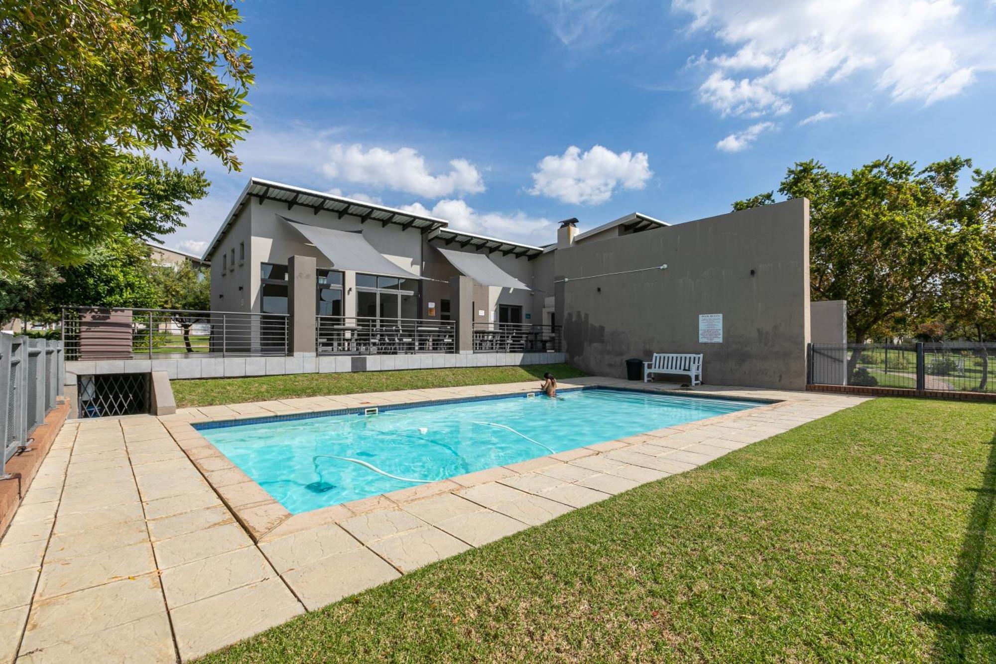 Luxe In Fourways Apartment