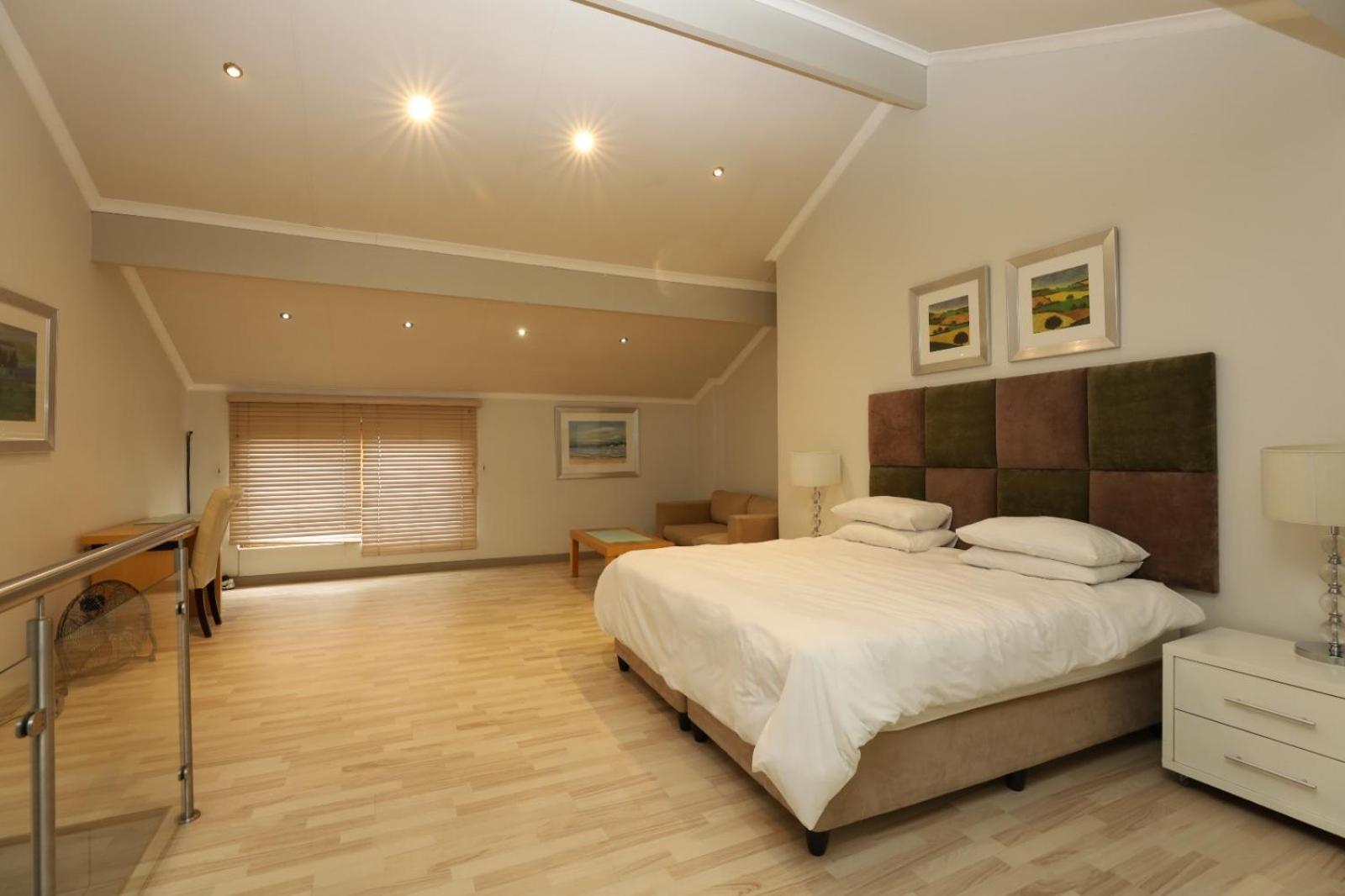 Mount Royal 47 Large 1 Bed With Balcony Apartment *