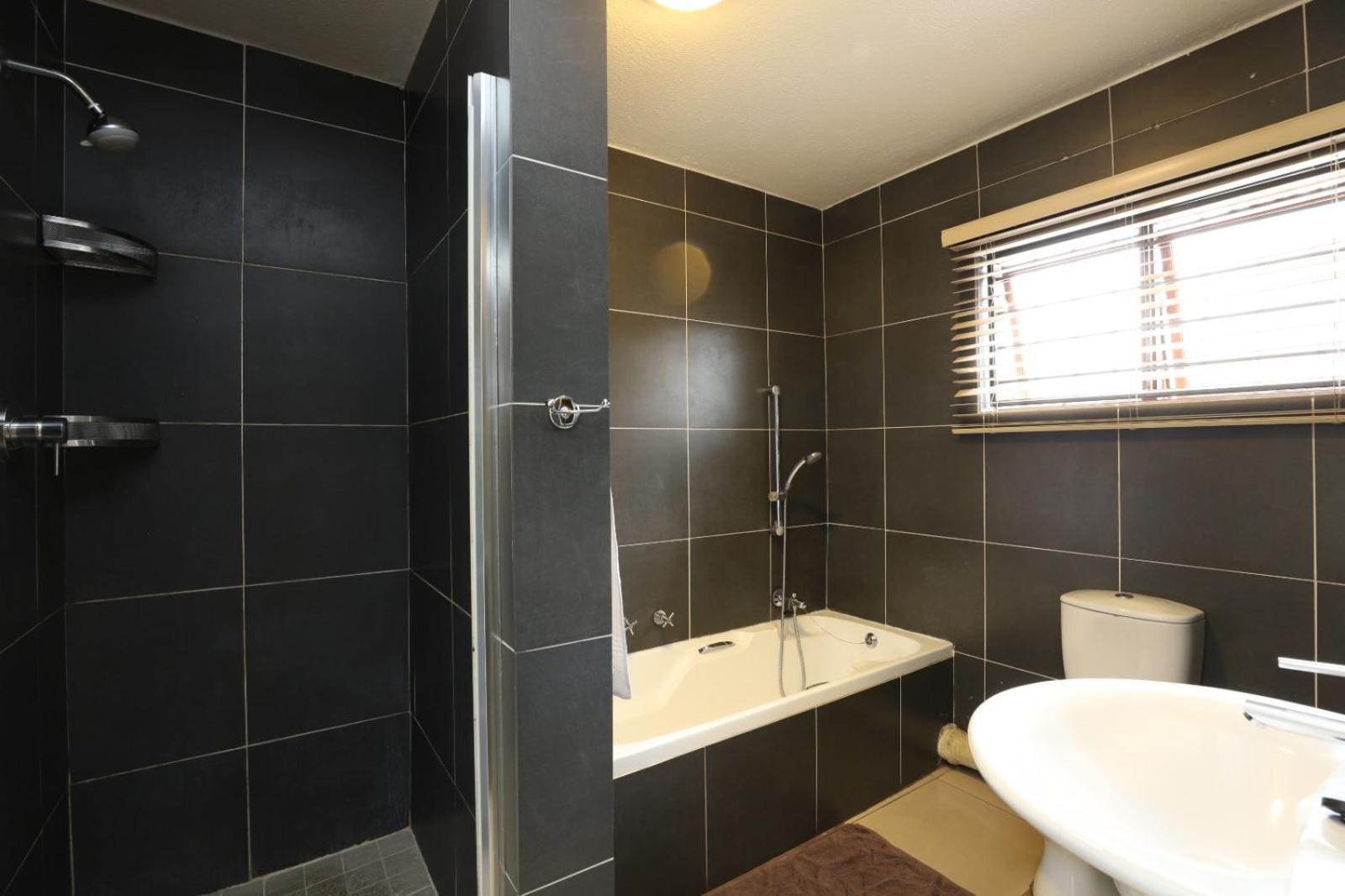 Mount Royal 47 Large 1 Bed With Balcony *