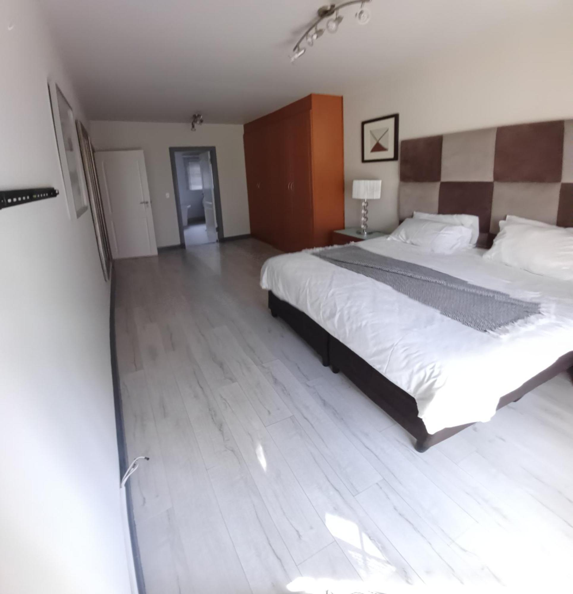 Mount Royal 02 Large 3 Bedroom Ground Floor With Garden *