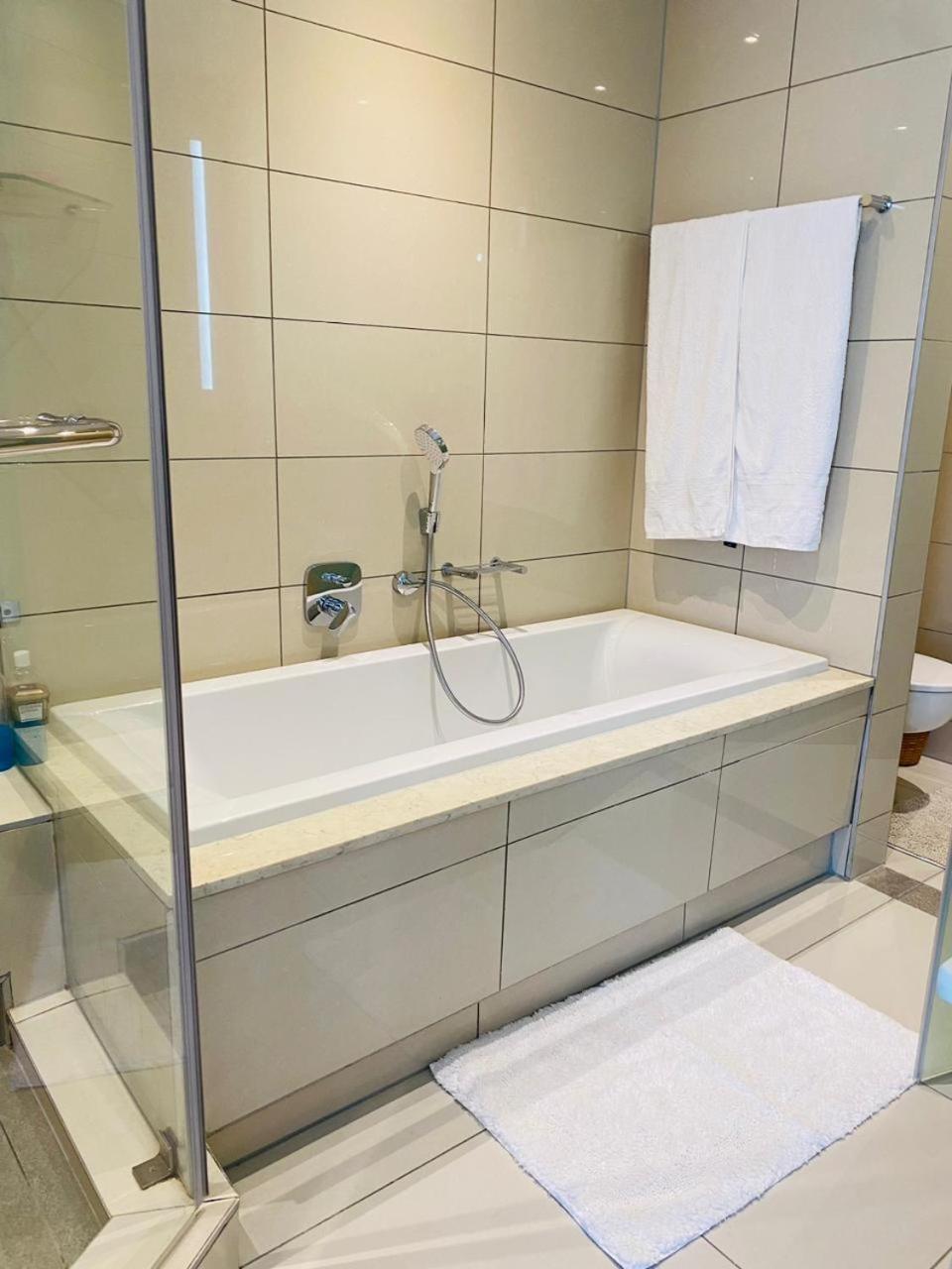 Apartment Spacious 2br Near Sandton -no Loadshedding Johannesburg