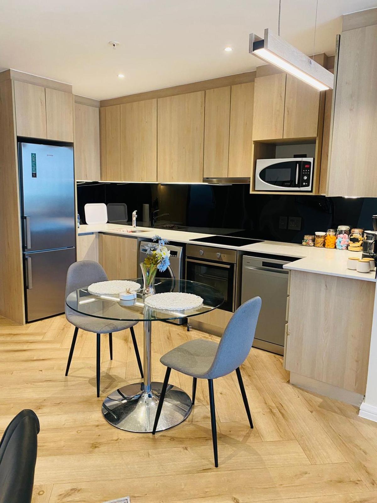 Spacious 2br Near Sandton -no Loadshedding Apartment Johannesburg