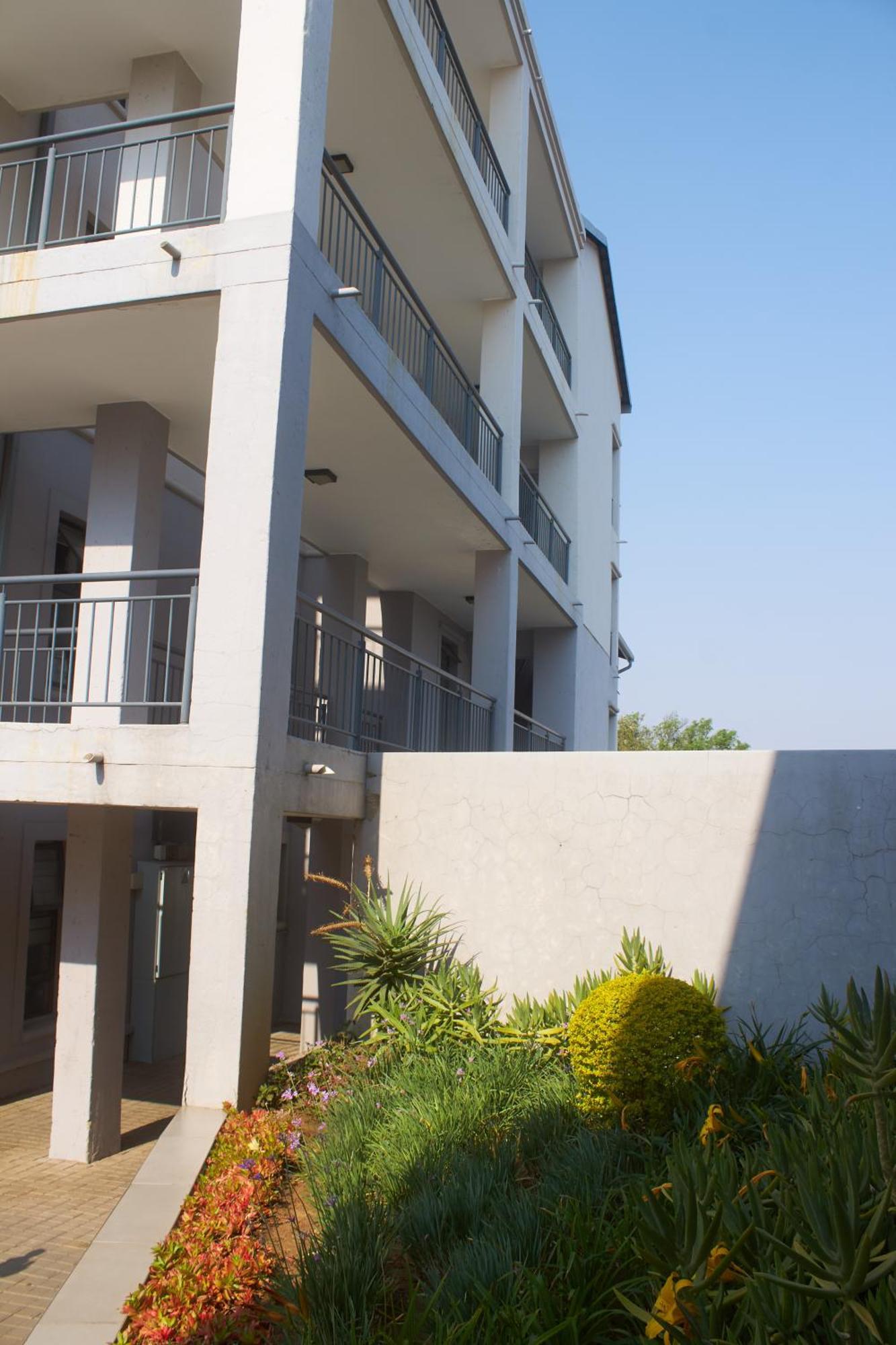 Apartment Spacious 2 Bed 2 Bath Wi-fi Netflix Backup Power Johannesburg