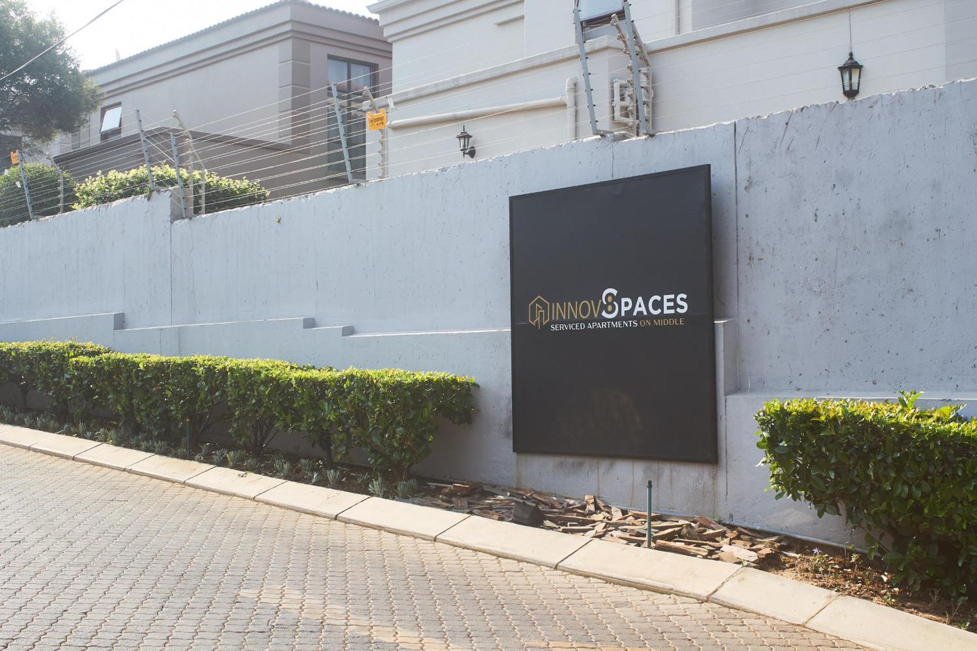 Spacious 2 Bed 2 Bath Wi-fi Netflix Backup Power Apartment Johannesburg