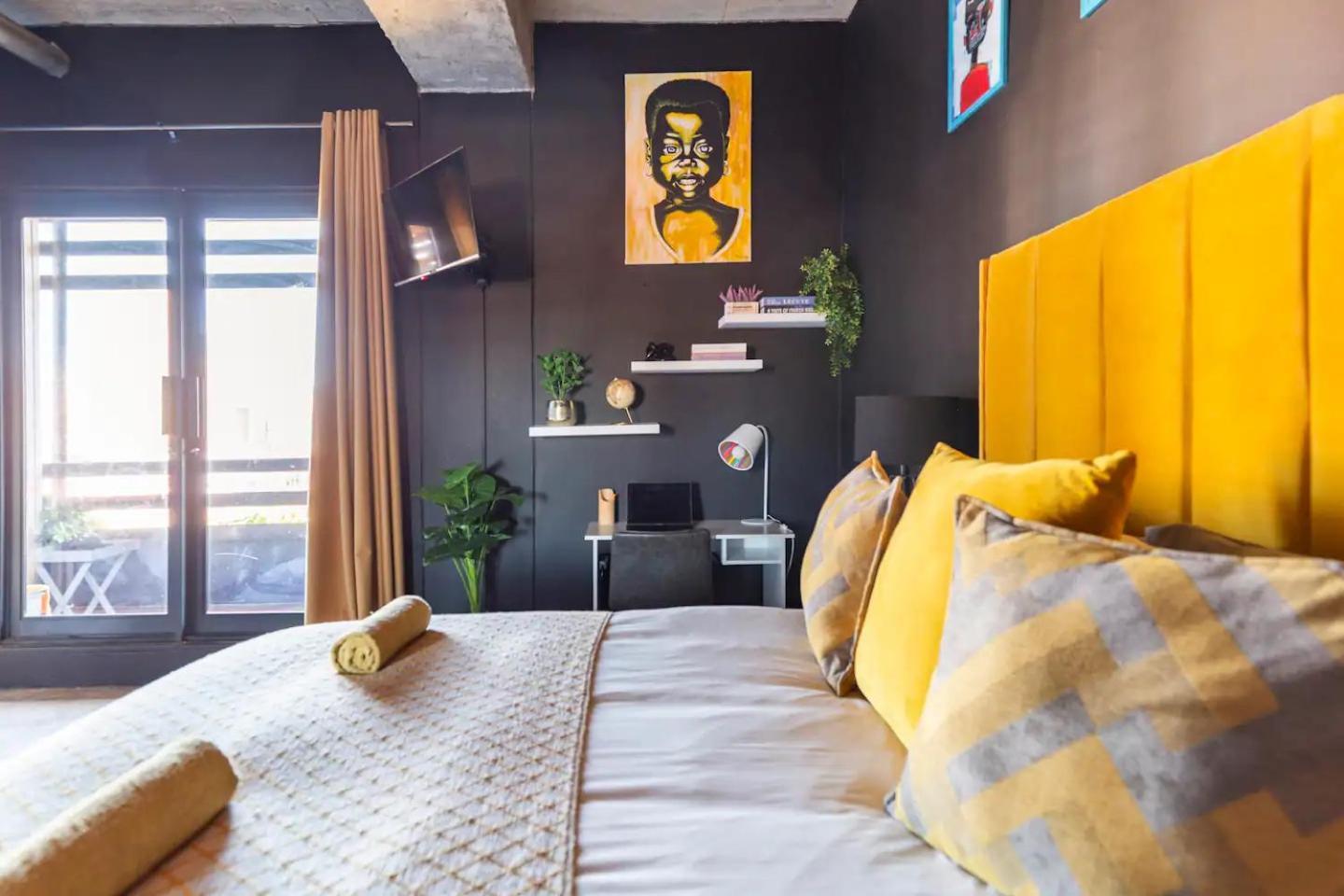 8th On Cityscapes - A Hallmark House Apartment