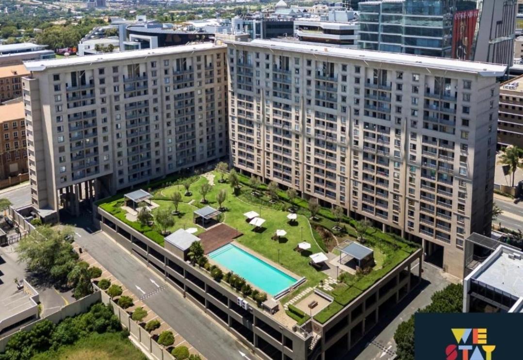 Sandton Lux, 2 Bedroom & 2 Ensuite, No Load Shedding Apartment