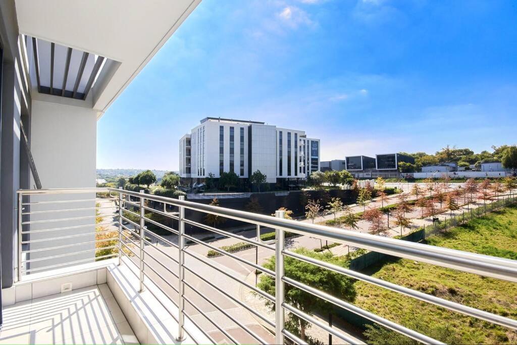 Stunning 2 Bed In Sandton Căn hộ