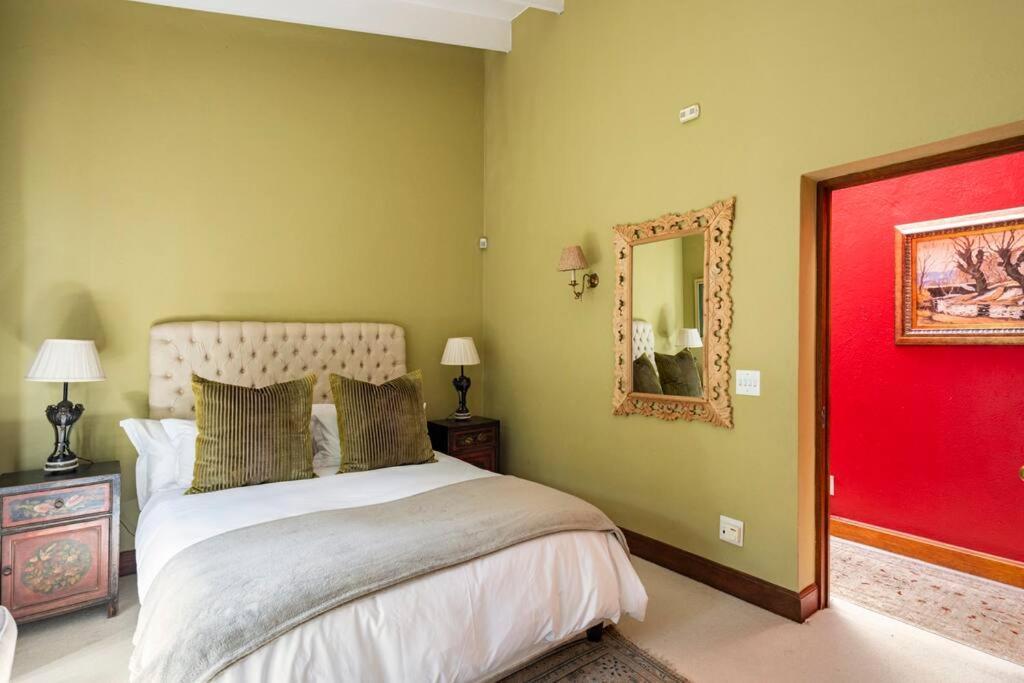 Picturesque Garden Villa, Illovo House